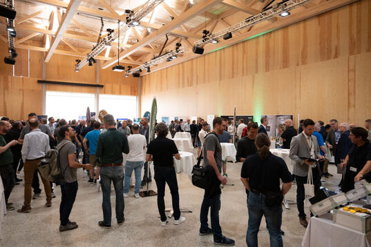 Austausch im Netzwerkforum und der Ausstellung am TDGI